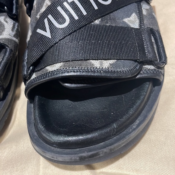LOUIS VUITTON - Honolulu slides
Size 8.5
Dust cloth
no box - Picture 2 of 13